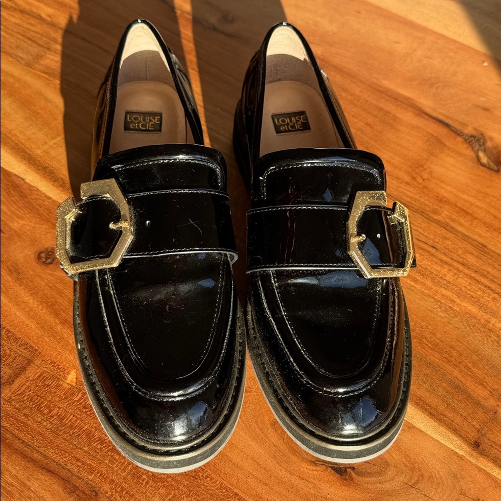 Louise et Cie Black Patent Leather Loafers with Gold Buckle – Size 8.5 – Chic